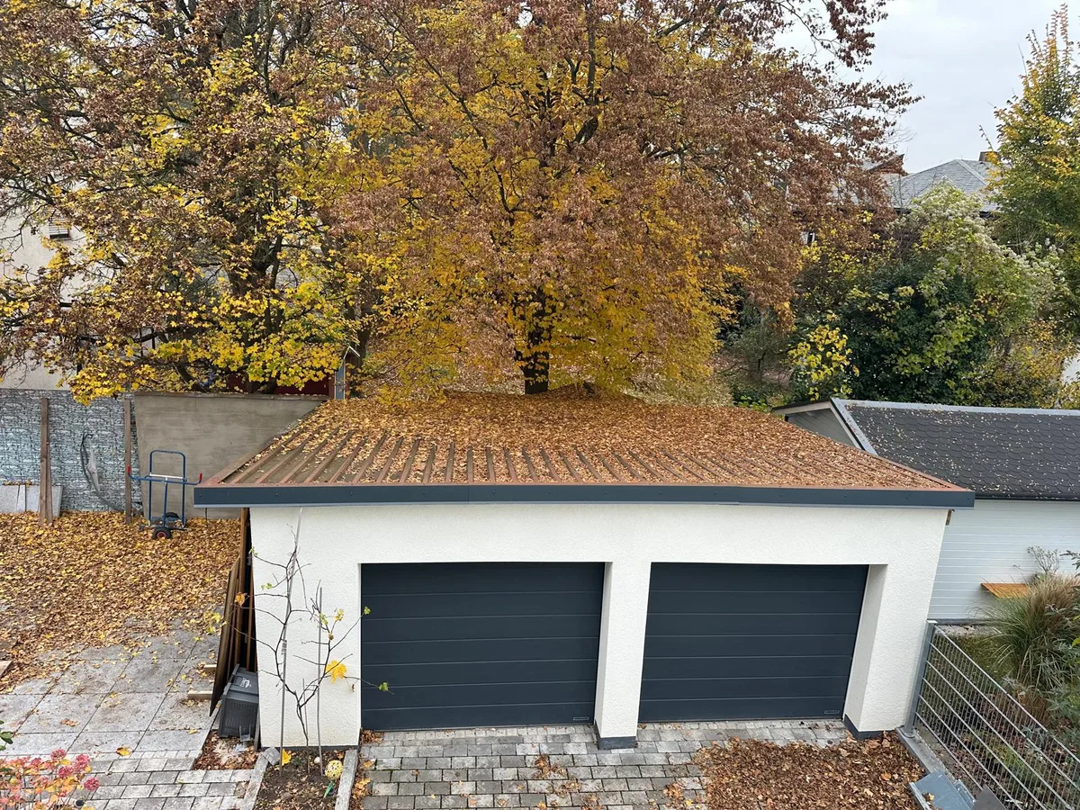 Doppelgarage mit anthrazitfarbenem Garagentor in Leonberg