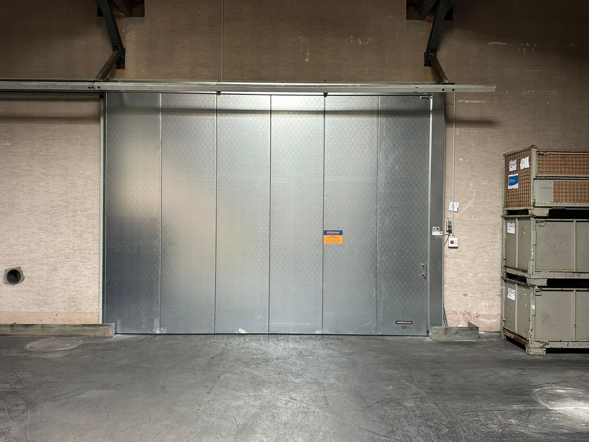 Industrietor mit Schiebetoren und Hallentor bei Montage und Service